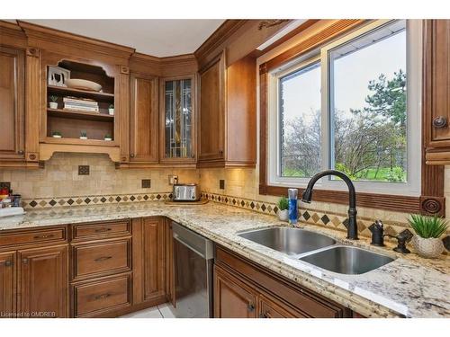 22 Daffodil Crescent, Ancaster, ON - Indoor Photo Showing Kitchen With Double Sink