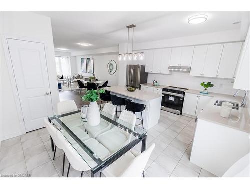84 Hibiscus Lane, Hamilton, ON - Indoor Photo Showing Kitchen With Upgraded Kitchen
