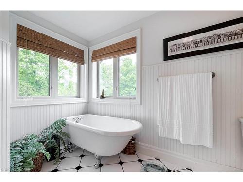 10125 Pineview Trail, Milton, ON - Indoor Photo Showing Bathroom