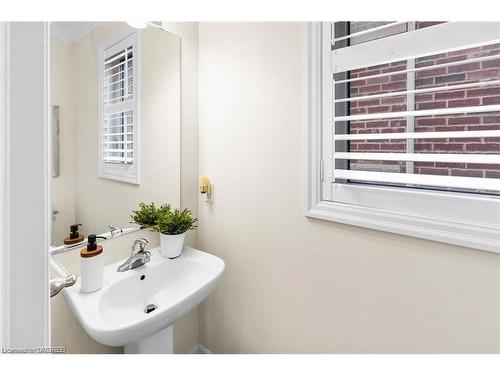 31 Forest Ridge Avenue, Waterdown, ON - Indoor Photo Showing Bathroom