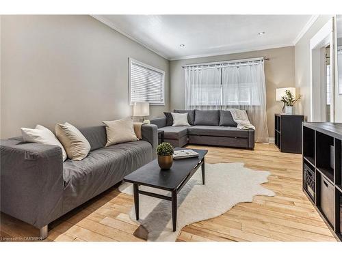 26 Houghton Avenue N, Hamilton, ON - Indoor Photo Showing Living Room