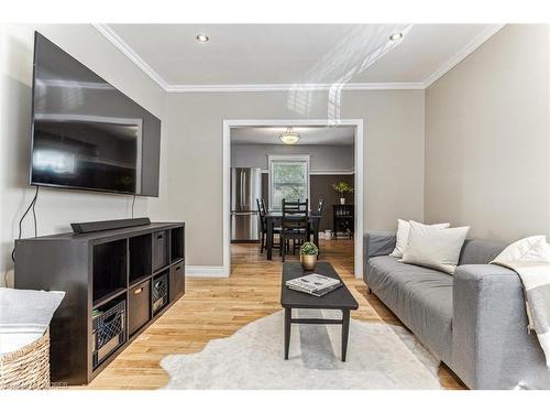 26 Houghton Avenue N, Hamilton, ON - Indoor Photo Showing Living Room