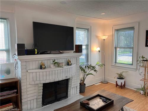 112 Devonshire Avenue, London, ON - Indoor Photo Showing Living Room With Fireplace