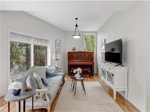 75 Main Street, Paris, ON - Indoor Photo Showing Living Room