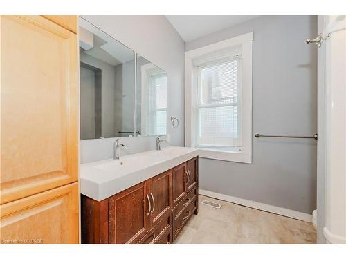59 Eby Street S, Kitchener, ON - Indoor Photo Showing Bathroom