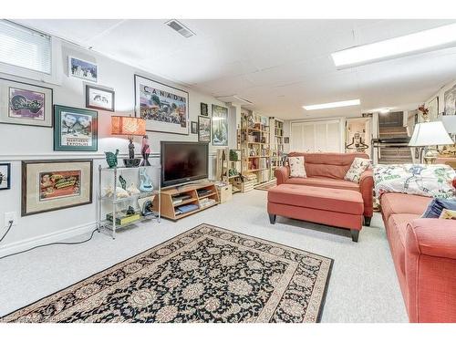124 Windward Street, St. Catharines, ON - Indoor Photo Showing Living Room