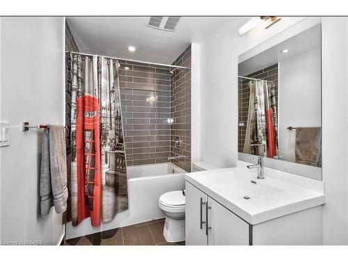 813-55 Speers Road, Oakville, ON - Indoor Photo Showing Bathroom