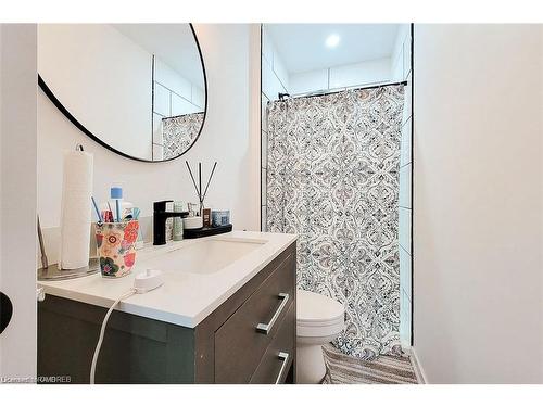 67 East 13Th Street, Hamilton, ON - Indoor Photo Showing Bathroom