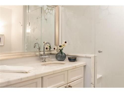 296 Pine Street, Milton, ON - Indoor Photo Showing Bathroom