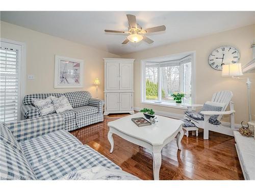 387 River Side Drive, Oakville, ON - Indoor Photo Showing Living Room