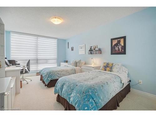 1704-2180 Marine Drive, Oakville, ON - Indoor Photo Showing Bedroom