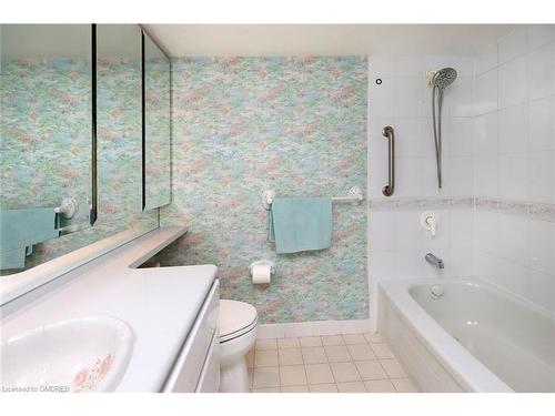 608-1240 Marlborough Court, Oakville, ON - Indoor Photo Showing Bathroom