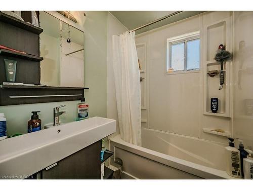21 Railway Street, Hamilton, ON - Indoor Photo Showing Bathroom