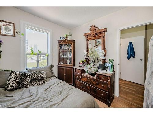 21 Railway Street, Hamilton, ON - Indoor Photo Showing Bedroom
