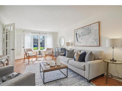 565 Harmony Avenue, Burlington, ON - Indoor Photo Showing Living Room