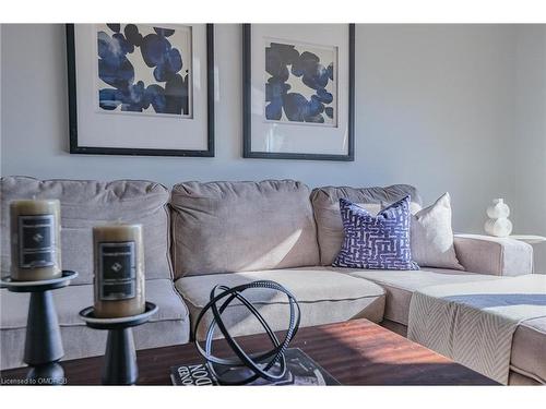 40 Birchview Drive, Hamilton, ON - Indoor Photo Showing Living Room