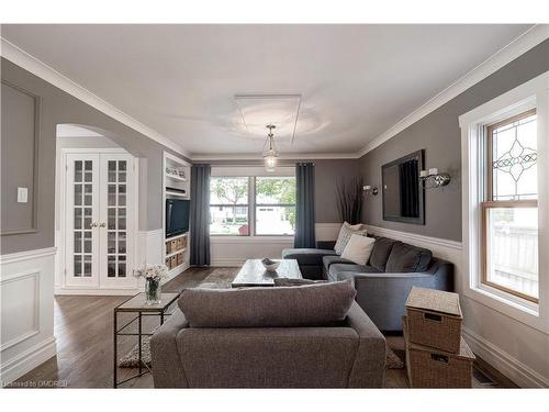 384 Pine Avenue, Oakville, ON - Indoor Photo Showing Living Room