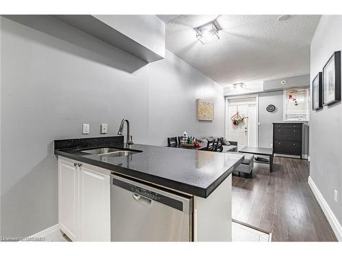 17-615 Shoreline Drive, Mississauga, ON - Indoor Photo Showing Kitchen With Double Sink