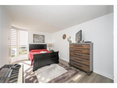 301-1237 North Shore Boulevard E, Burlington, ON - Indoor Photo Showing Bedroom