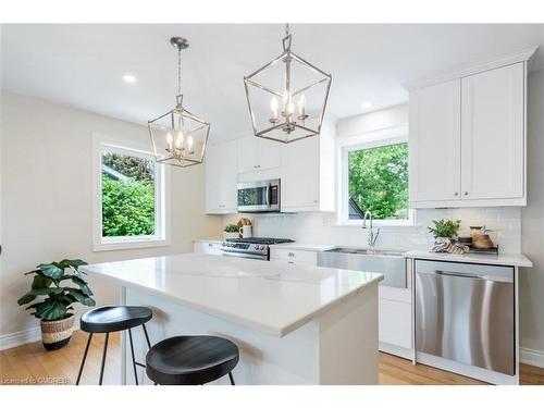 583 Taplow Crescent, Oakville, ON - Indoor Photo Showing Kitchen With Upgraded Kitchen