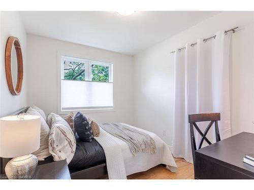 583 Taplow Crescent, Oakville, ON - Indoor Photo Showing Bedroom