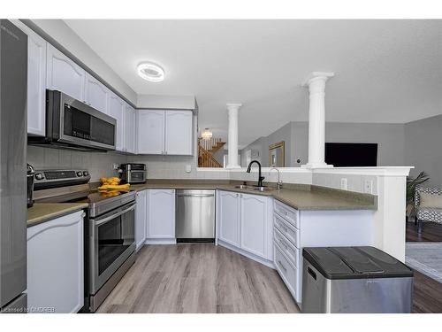 1082 Barclay Circle, Milton, ON - Indoor Photo Showing Kitchen