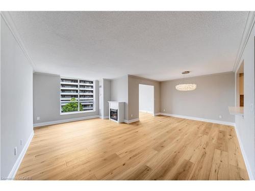606-442 Maple Avenue, Burlington, ON - Indoor Photo Showing Living Room