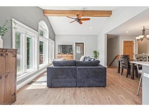 556 Parkside Drive E, Waterdown, ON - Indoor Photo Showing Living Room