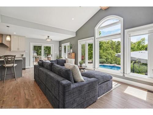 556 Parkside Drive E, Waterdown, ON - Indoor Photo Showing Living Room