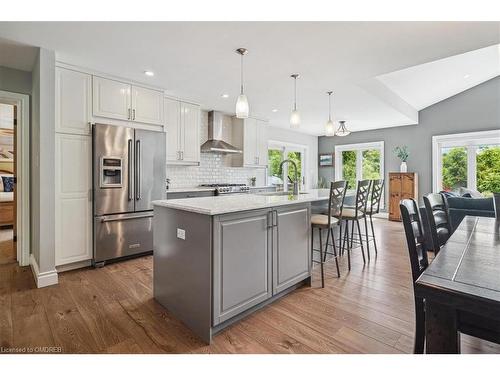 556 Parkside Drive E, Waterdown, ON - Indoor Photo Showing Kitchen With Upgraded Kitchen