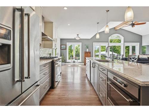 556 Parkside Drive E, Waterdown, ON - Indoor Photo Showing Kitchen With Upgraded Kitchen