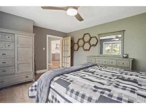 556 Parkside Drive E, Waterdown, ON - Indoor Photo Showing Bedroom