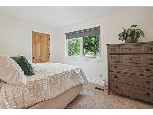 556 Parkside Drive E, Waterdown, ON - Indoor Photo Showing Bedroom