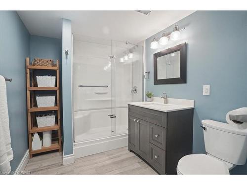 556 Parkside Drive E, Waterdown, ON - Indoor Photo Showing Bathroom