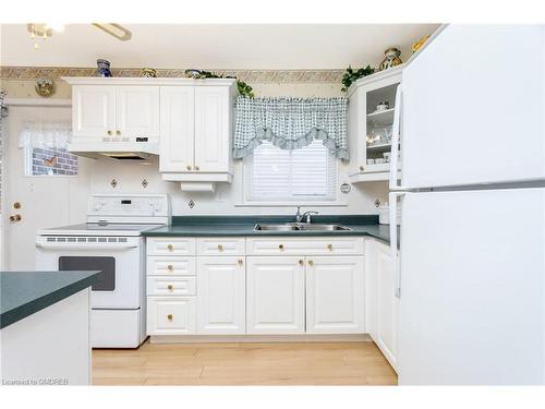 60-318 Laurier Avenue, Milton, ON - Indoor Photo Showing Kitchen With Double Sink