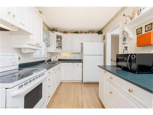 60-318 Laurier Avenue, Milton, ON - Indoor Photo Showing Kitchen With Double Sink