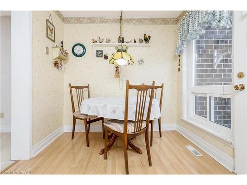 60-318 Laurier Avenue, Milton, ON - Indoor Photo Showing Dining Room