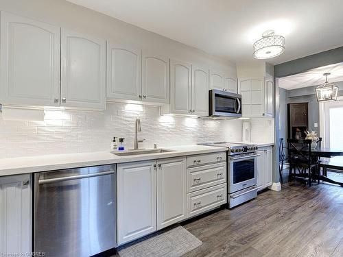 18 Court Street N, Milton, ON - Indoor Photo Showing Kitchen With Upgraded Kitchen