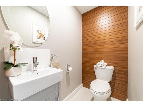 22 Harvey Street, Hamilton, ON - Indoor Photo Showing Bathroom