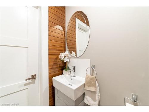 22 Harvey Street, Hamilton, ON - Indoor Photo Showing Bathroom