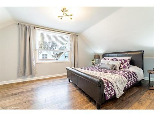 22 Harvey Street, Hamilton, ON - Indoor Photo Showing Bedroom