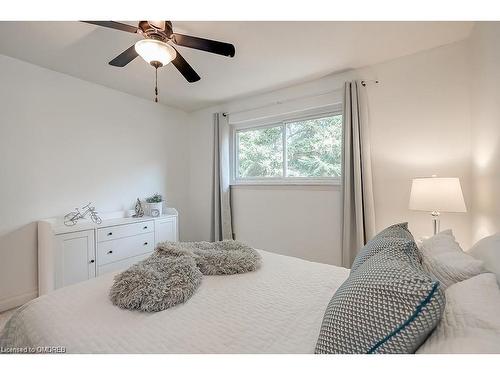 2243 Ingersoll Drive, Burlington, ON - Indoor Photo Showing Bedroom