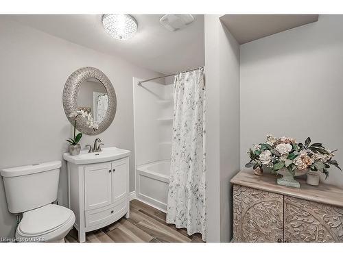 2243 Ingersoll Drive, Burlington, ON - Indoor Photo Showing Bathroom