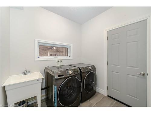 160 Hollybrook Trail, Kitchener, ON - Indoor Photo Showing Laundry Room