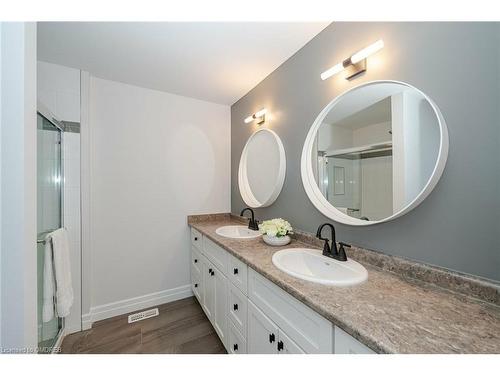 160 Hollybrook Trail, Kitchener, ON - Indoor Photo Showing Bathroom