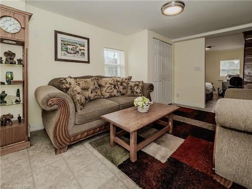 12 Taylor Road, Bracebridge, ON - Indoor Photo Showing Living Room