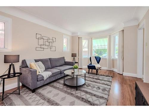 28 Mapes Avenue, Hamilton, ON - Indoor Photo Showing Living Room