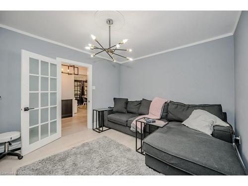 38 John Street S, Mississauga, ON - Indoor Photo Showing Living Room