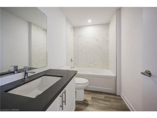 528-10 Mallard Trail, Hamilton, ON - Indoor Photo Showing Bathroom