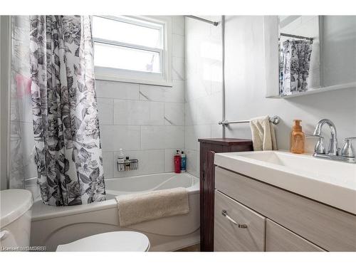 Main-92 Victoria Street, Brantford, ON - Indoor Photo Showing Bathroom